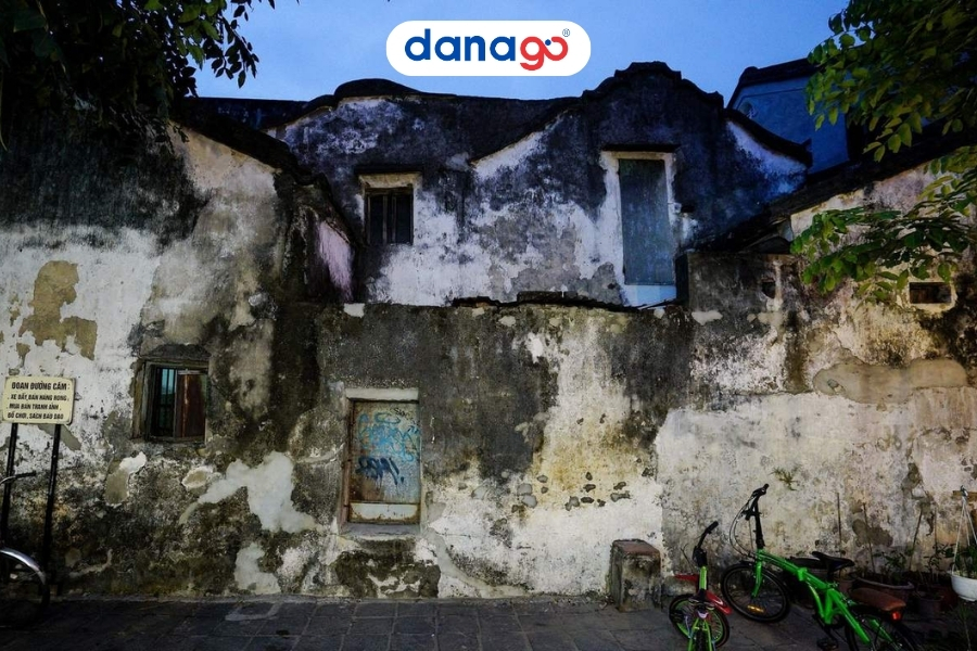 Bức tường rêu Hoàng Văn Thụ