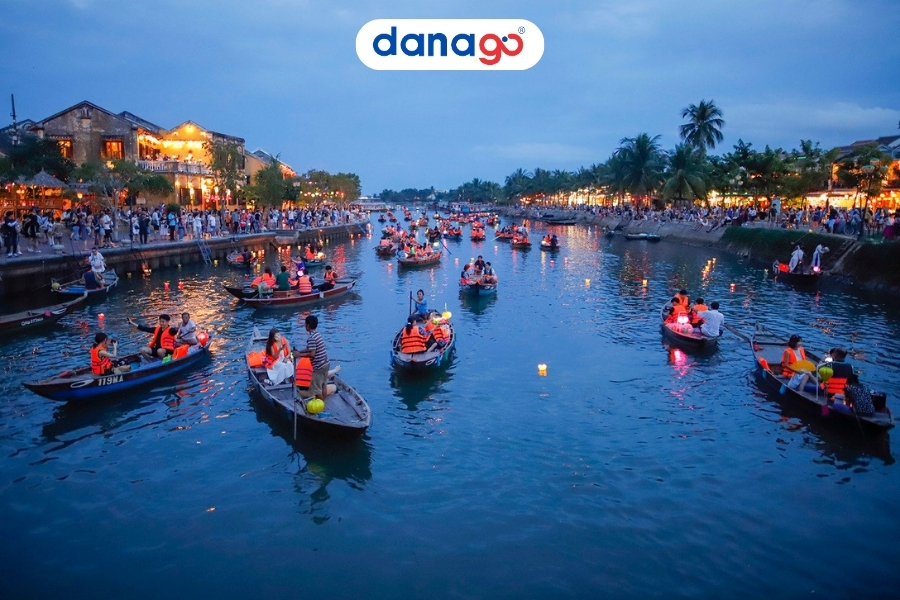 Thả đèn hoa đăng du lịch Hội An