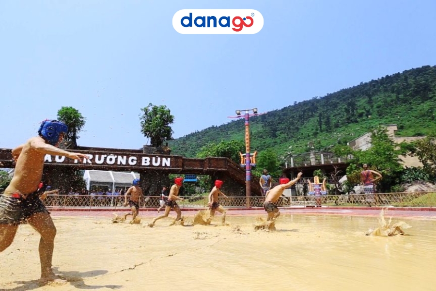 Đấu trường bùn Núi Thần Tài