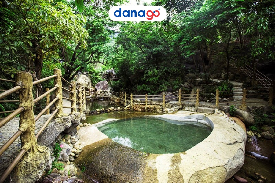 Bồn tắm nước khoáng Núi Thần Tài