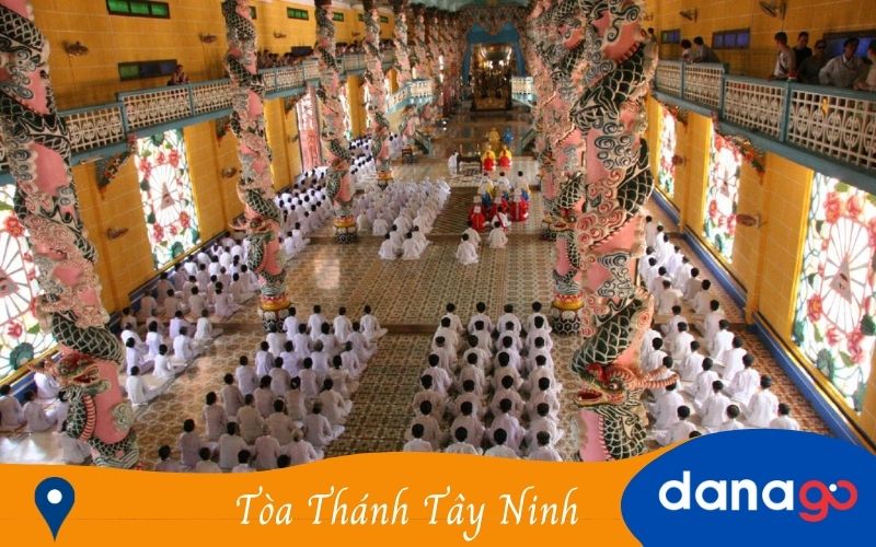 Các tín đồ Cao Đài làm lễ Thầy