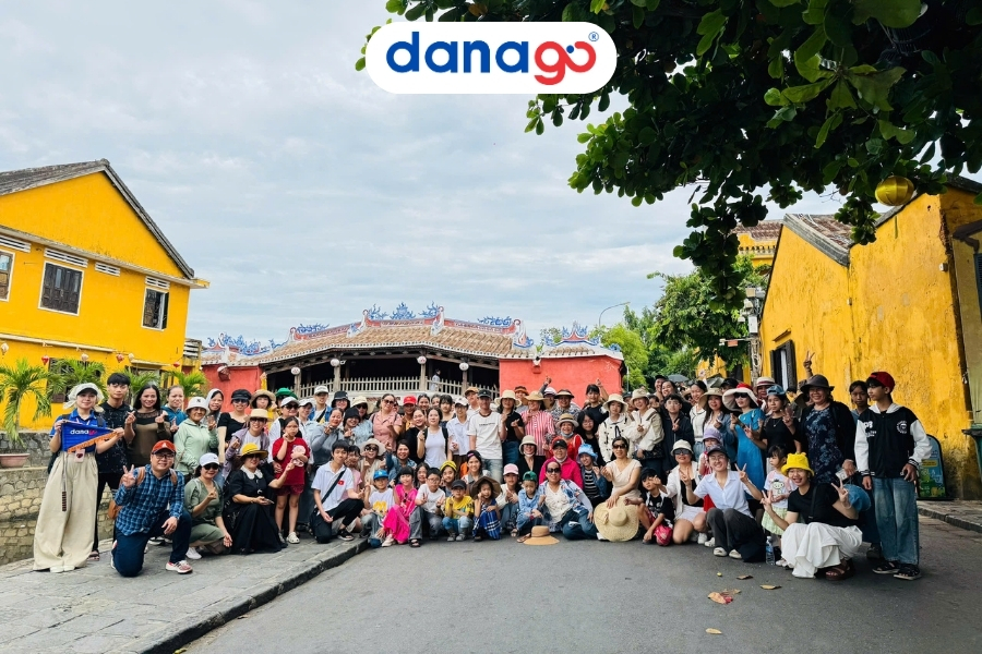 Đoàn của DANAGO tham quan phố cổ Hội An