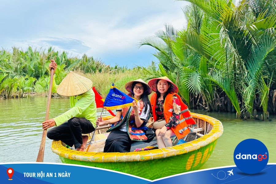 DU KHÁCH CỦA DANAGO TRẢI NGHIỆM THUYỀN THÚNG