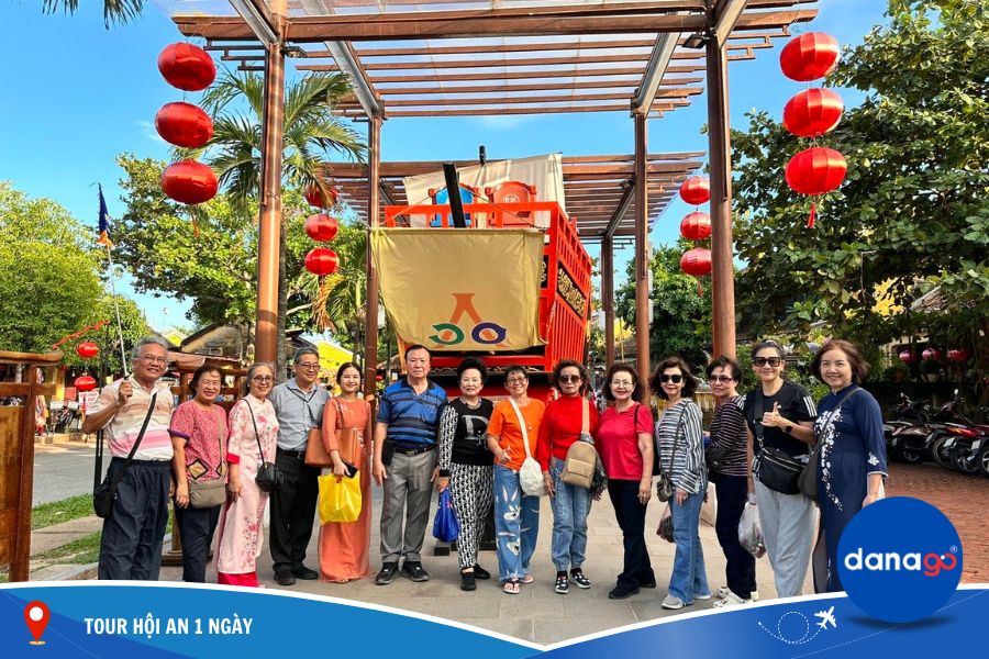 ĐOÀN KHÁCH CỦA DANAGO CHỤP HÌNH LƯU NIỆM TOUR HỘI AN