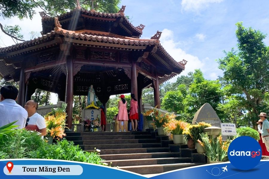 Tượng Đức Mẹ Măng Đen